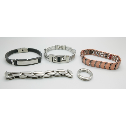 877 - Gentleman's 4US Cesare Paciotti ring and four gentleman's stainless steel bracelets