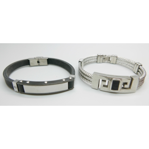 877 - Gentleman's 4US Cesare Paciotti ring and four gentleman's stainless steel bracelets