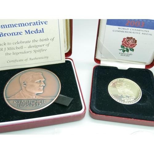 879 - A collection of coins including a 1995 bronze commemorative medal, a 2002 Queens Golden Jubilee meda... 