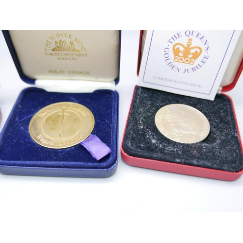 879 - A collection of coins including a 1995 bronze commemorative medal, a 2002 Queens Golden Jubilee meda... 