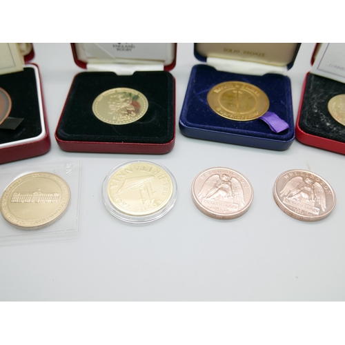 879 - A collection of coins including a 1995 bronze commemorative medal, a 2002 Queens Golden Jubilee meda... 