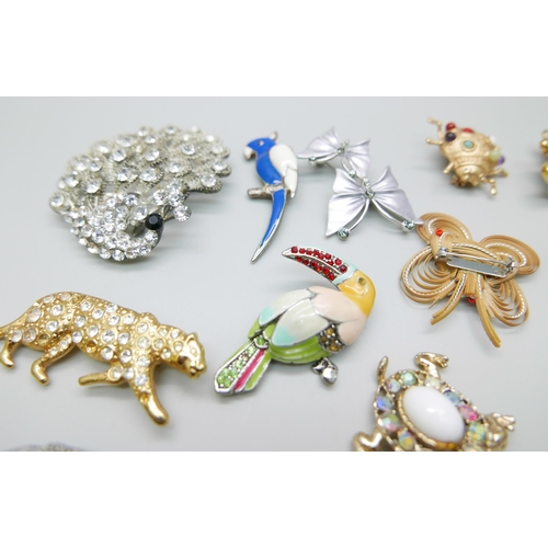 885 - Sixteen animal related costume brooches and a necklace