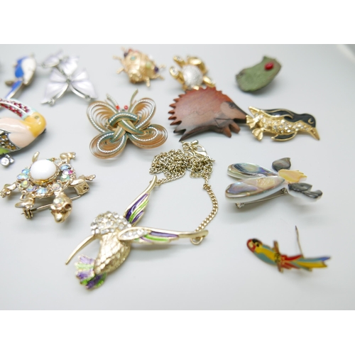 885 - Sixteen animal related costume brooches and a necklace