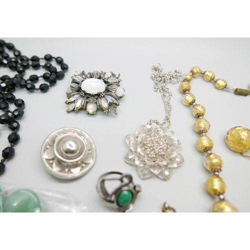 903 - A collection of costume jewellery