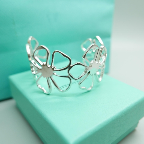 907 - A silver Tiffany & Co. Elsa Peretti Hibiscus bangle, 925 silver