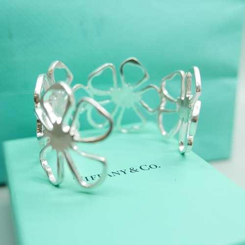 907 - A silver Tiffany & Co. Elsa Peretti Hibiscus bangle, 925 silver