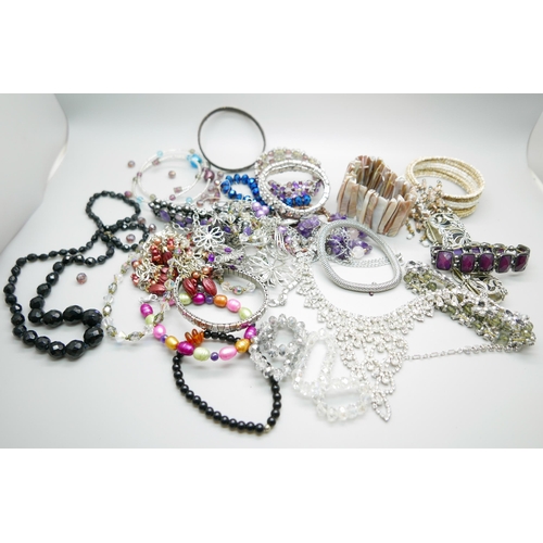 909 - Costume jewellery including bracelets and necklaces