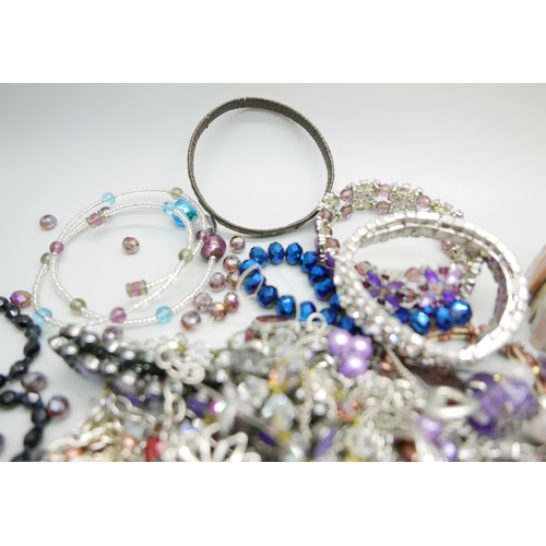 909 - Costume jewellery including bracelets and necklaces