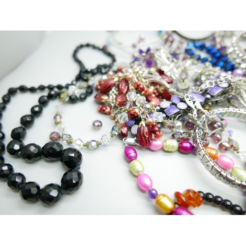 909 - Costume jewellery including bracelets and necklaces