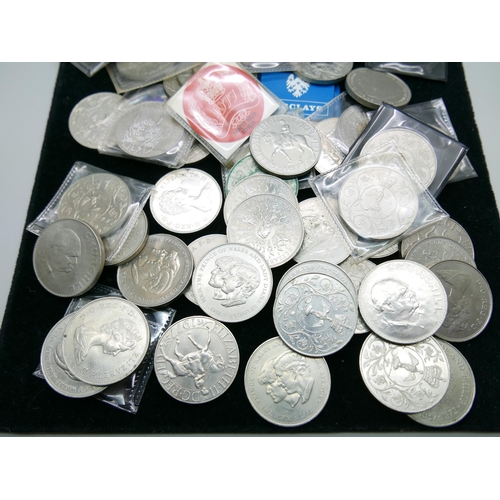 915 - A collection of commemorative coins, (52)