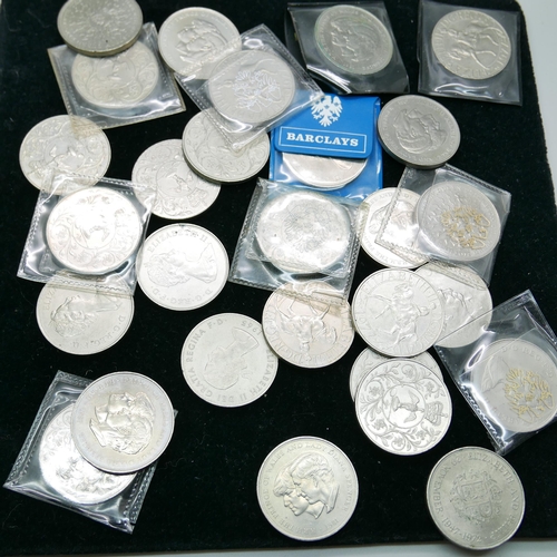 915 - A collection of commemorative coins, (52)