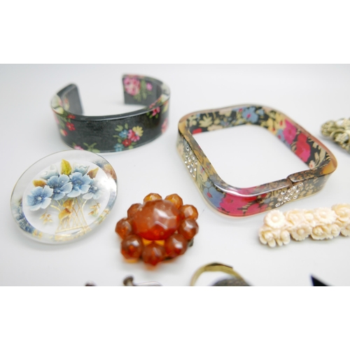 916 - A collection of early plastic jewellery including bangles, brooches and Chinese earrings with matchi... 