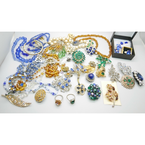 918 - A collection of vintage costume jewellery