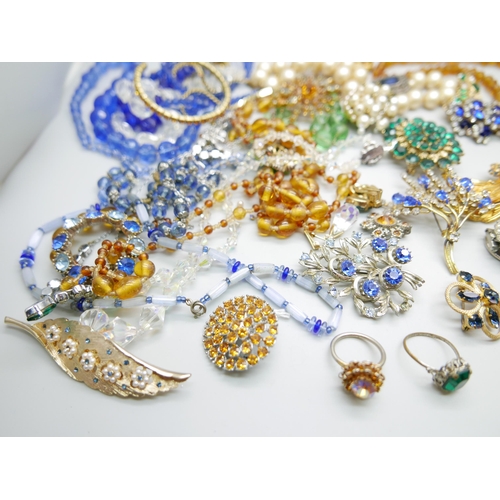 918 - A collection of vintage costume jewellery