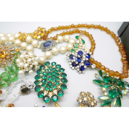 918 - A collection of vintage costume jewellery