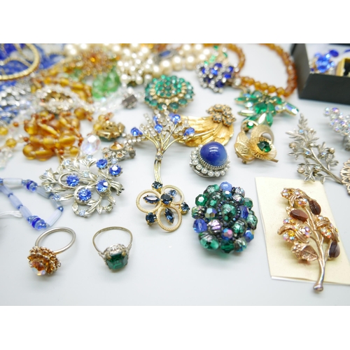 918 - A collection of vintage costume jewellery