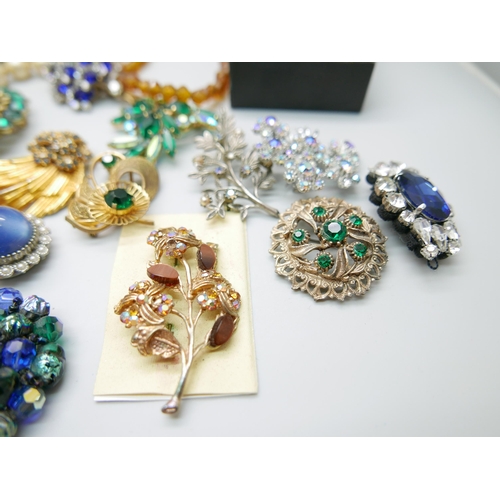 918 - A collection of vintage costume jewellery