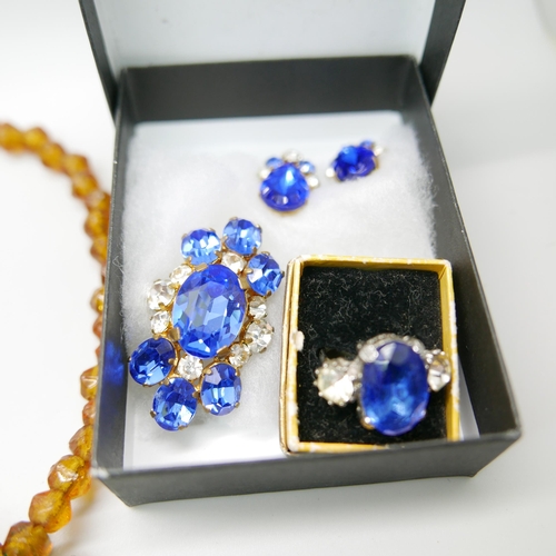 918 - A collection of vintage costume jewellery