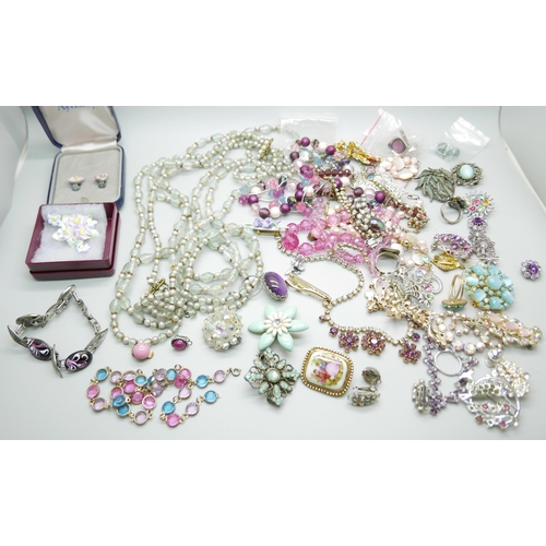 919 - A collection of vintage costume jewellery