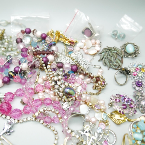 919 - A collection of vintage costume jewellery