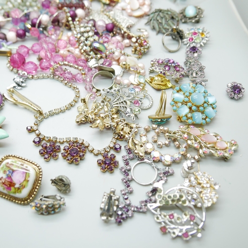 919 - A collection of vintage costume jewellery