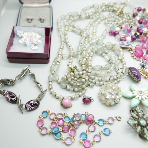 919 - A collection of vintage costume jewellery