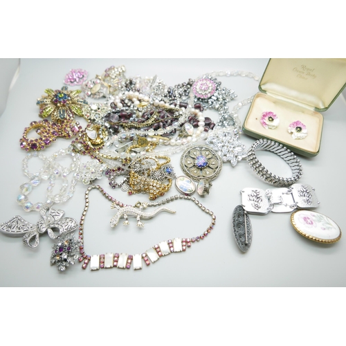 920 - A collection of vintage costume jewellery