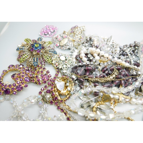 920 - A collection of vintage costume jewellery