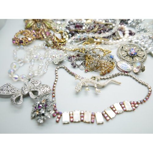 920 - A collection of vintage costume jewellery