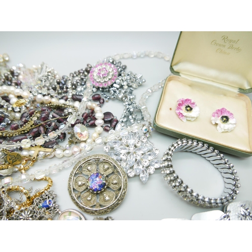 920 - A collection of vintage costume jewellery