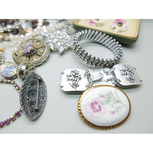 920 - A collection of vintage costume jewellery