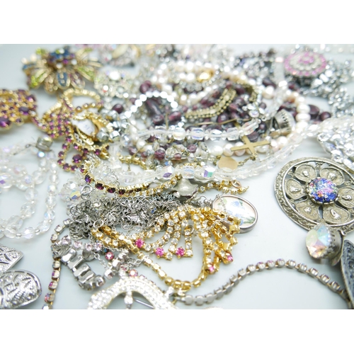 920 - A collection of vintage costume jewellery