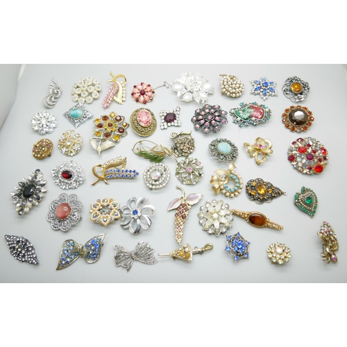 922 - A collection of 44 costume brooches