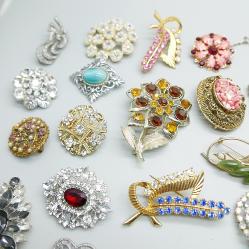 922 - A collection of 44 costume brooches