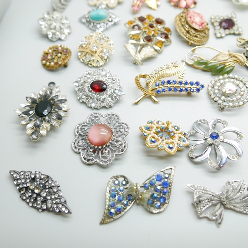 922 - A collection of 44 costume brooches