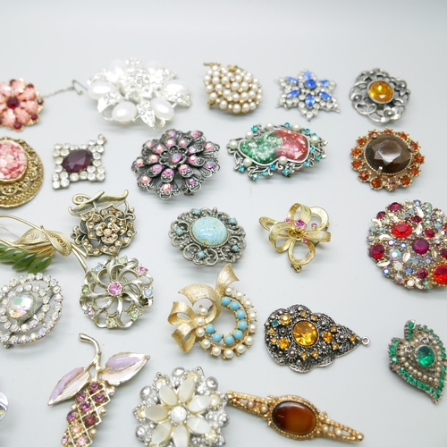 922 - A collection of 44 costume brooches