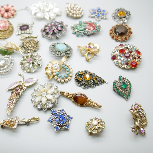 922 - A collection of 44 costume brooches