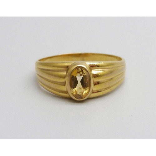 929 - A 9ct gold and citrine ring, 2.0g, N