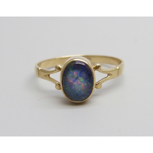 932 - A 9ct gold doublet opal ring, 1.5g, P