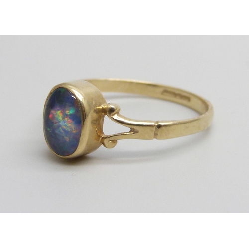 932 - A 9ct gold doublet opal ring, 1.5g, P