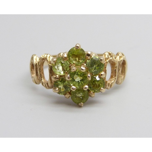 934 - A 9ct gold and peridot ring, 2.2g, N