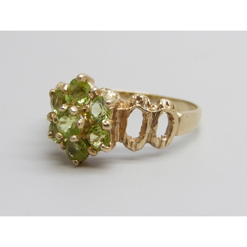 934 - A 9ct gold and peridot ring, 2.2g, N