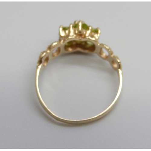 934 - A 9ct gold and peridot ring, 2.2g, N