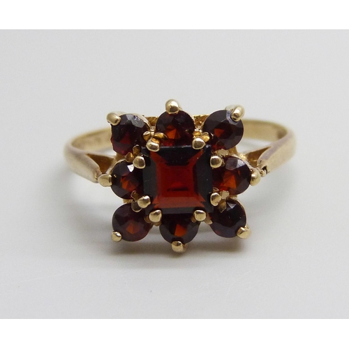 936 - A 9ct gold and garnet ring, 2.8g, Q