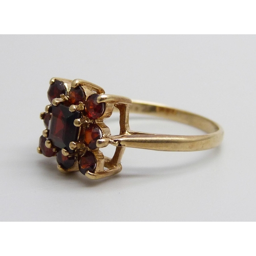 936 - A 9ct gold and garnet ring, 2.8g, Q