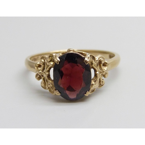 937 - A 9ct gold and garnet ring, 2.5g, O