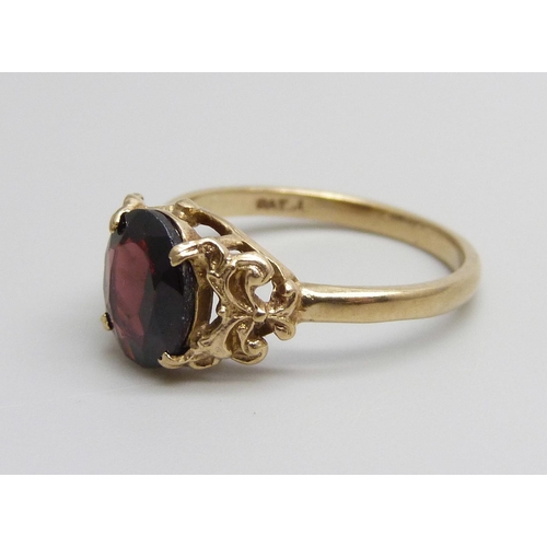 937 - A 9ct gold and garnet ring, 2.5g, O