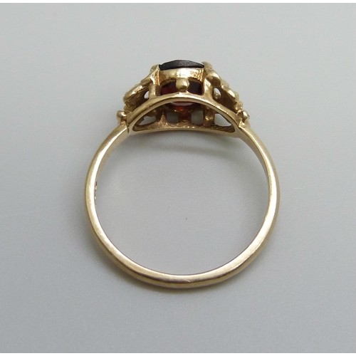 937 - A 9ct gold and garnet ring, 2.5g, O