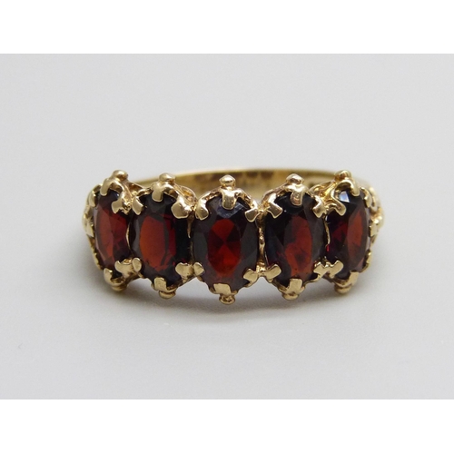 940 - A 9ct gold and garnet ring, 3.5g, P