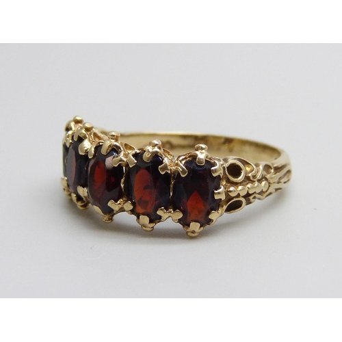 940 - A 9ct gold and garnet ring, 3.5g, P